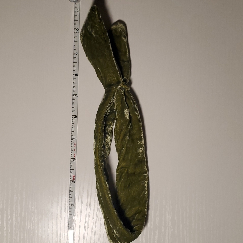 Velvet neck scarf - Picture 2 of 4